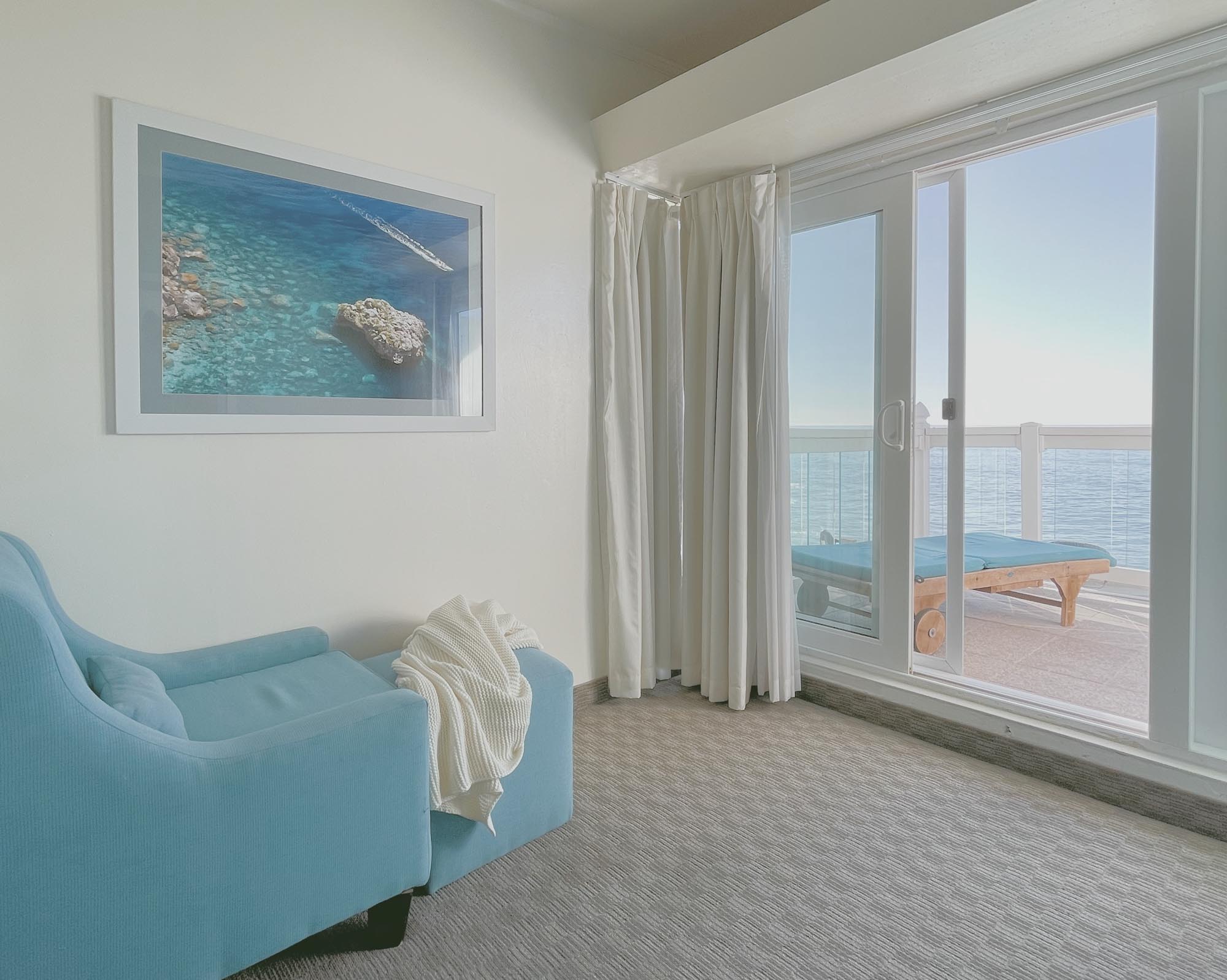 Beachfront with Fireplace Guestroom